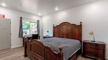 Room | 1 bedroom, individually decorated, individually furnished, desk