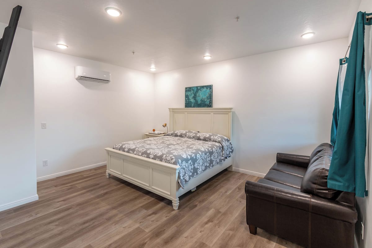 1 bedroom, individually decorated, individually furnished, desk