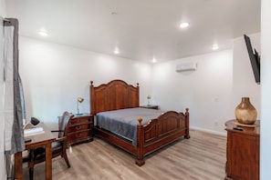 Room | 1 bedroom, individually decorated, individually furnished, desk - Hurricane Hideaway Lodging (Hurricane)