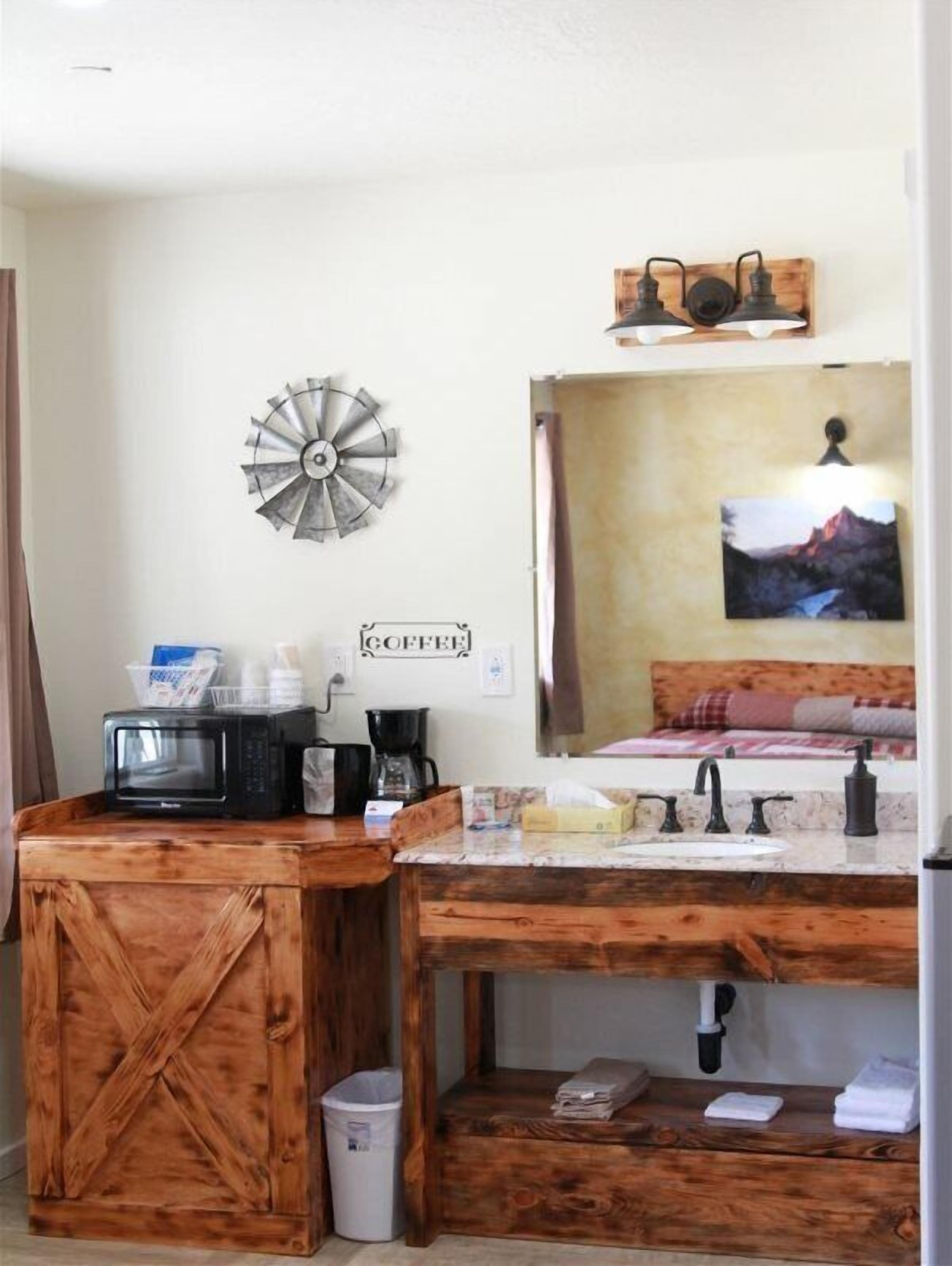 Chambre, 2 grands lits | Cuisine privée | Mini réfrigérateur, micro-ondes, cafetière/bouilloire