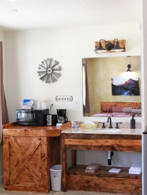 Rom, 2 queensize-senger | Eget kjøkken | Minikjøleskap, mikrobølgeovn og kaffetrakter/tekoker