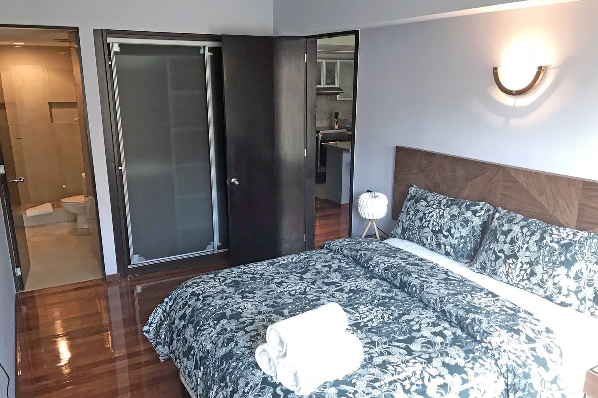 Cortinas blackout, tabla de planchar con plancha y wifi gratis