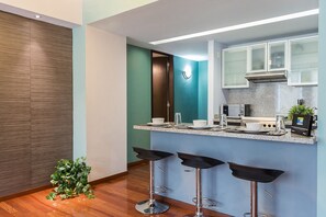 Departamento Elite, vista al patio | Cocina privada | Refrigerador con congelador, horno y parrilla de estufa 