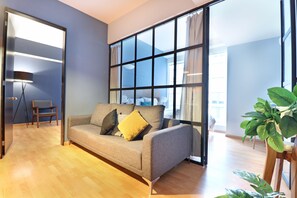 Departamento Confort, 2 habitaciones, vista al patio | Área de sala de estar | Smart TV y Netflix 