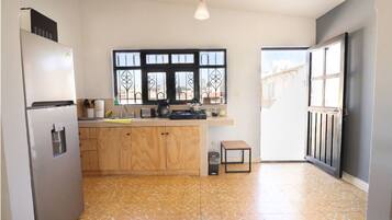 Apartemen Keluarga | Dapur kecil pribadi | Lemari es, microwave, kompor, dan ketel listrik