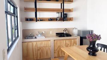 Apartemen Keluarga | Dapur kecil pribadi | Lemari es, microwave, kompor, dan ketel listrik