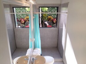Exclusive Apartment | Bathroom | Shower, free toiletries, hair dryer, towels - Downtown Suites (Querétaro)