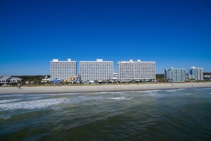 On the beach - Beautiful Oceanfront Efficiency w/ View + Official On-Site Rental Privileges (Myrtle Beach)