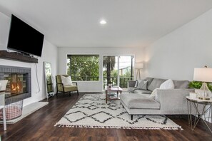 Smart TV, fireplace, table football - Downtown Kirkland - Luxury 3rd Street Retreat (Kirkland)