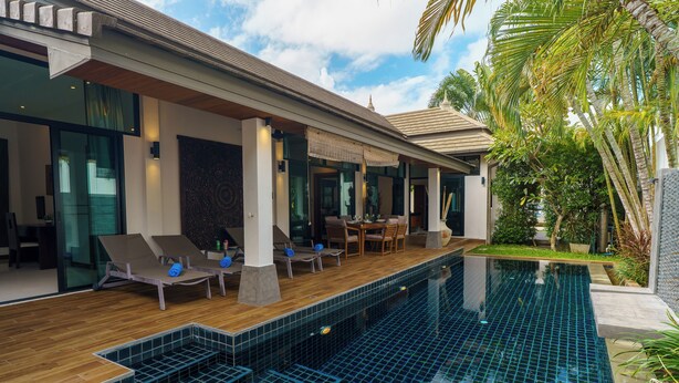 A modern pool area with lounge chairs and a dining area. - Emotion2 - Brand New 3BR Pool Villa (Tambon Rawai)