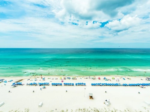 Recién renovado y decorado profesionalmente 22nd Fl Beach Front Penthouse Condo