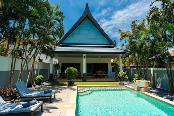Piscine extérieure, chaises longues