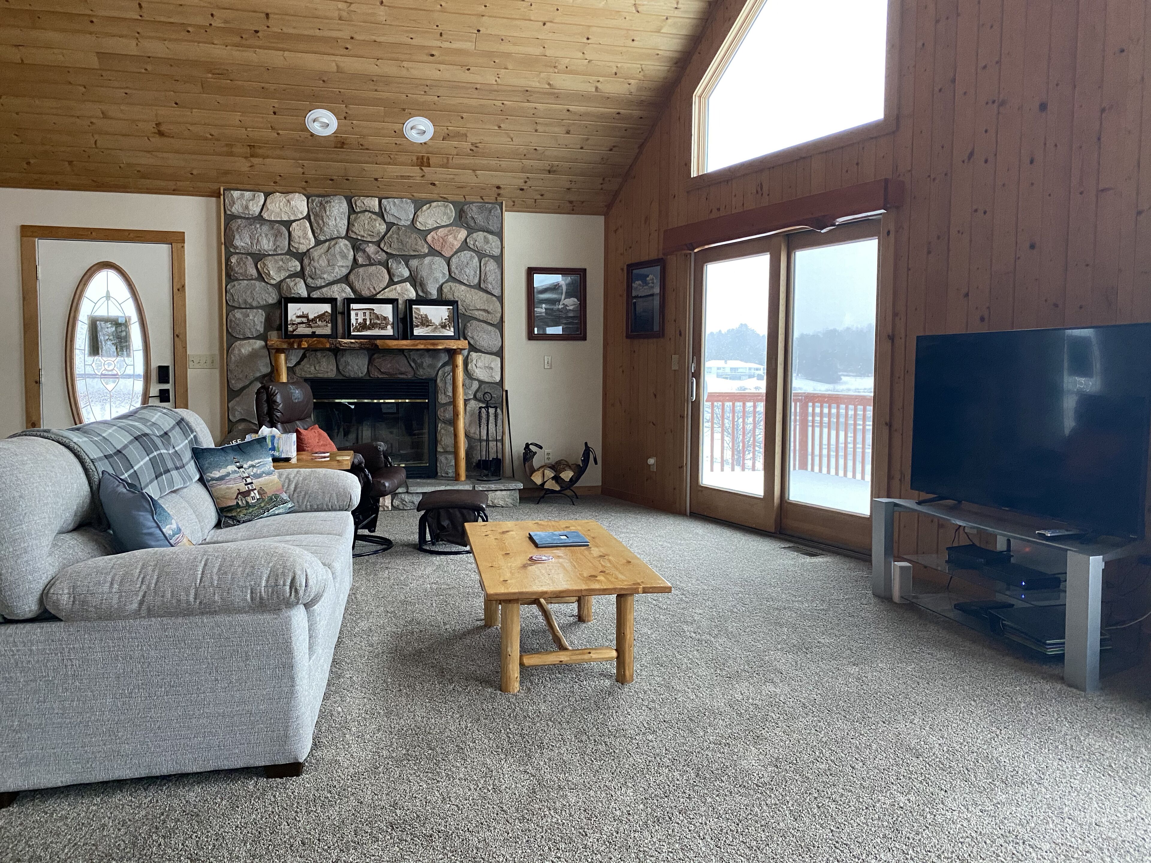 Smart-TV, Kamin, Bücher, Stereoanlage