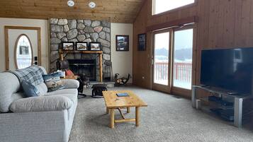 Smart-TV, Kamin, Bücher, Stereoanlage