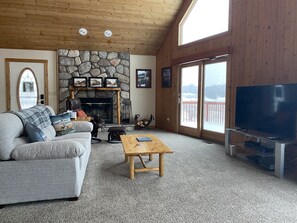 Smart TV, fireplace, books, stereo