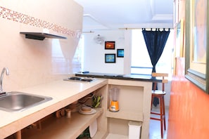 Kühlschrank, Mikrowelle, Herdplatte, Geschirrspüler