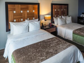 标准双人房 | 客房内保险箱、办公桌、笔记本电脑工作区、遮光窗帘