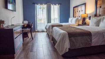 Habitación junior | Caja de seguridad en la habitación y escritorio