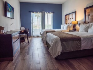 Habitación junior | Caja de seguridad en la habitación y escritorio 