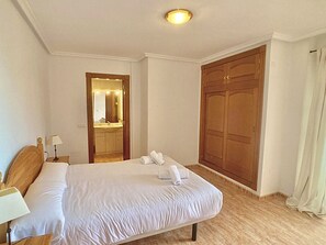 2 habitaciones, tabla de planchar con plancha y wifi gratis 