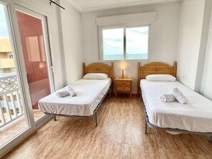 2 chambres, fer et planche à repasser, Wi-Fi gratuit, draps fournis