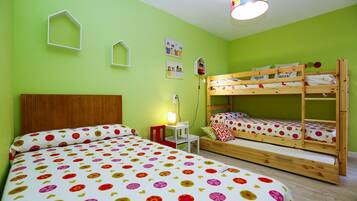 3 slaapkamers, een strijkplank/strijkijzer, gratis wifi, beddengoed