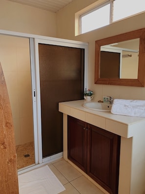 Suite Hibiscus | Premium bedding, individually decorated, individually furnished - City Home Tahiti (Papeete)