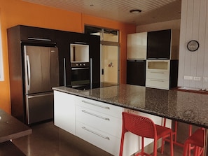 Full-sized fridge, microwave, oven, stovetop