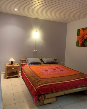 Suite Hibiscus | Premium bedding, individually decorated, individually furnished