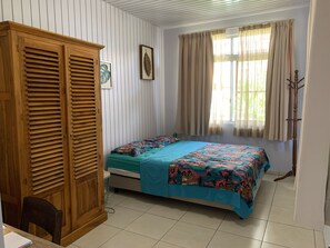 Room Tiare with Queen Bed | Premium bedding, individually decorated, individually furnished - City Home Tahiti (Papeete)