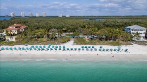 Una località balneare con numerosi ombrelloni sulla spiaggia e vista sull'oceano.