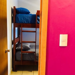 Economy-Zimmer, Mehrere Betten (El Gallo) | Bügeleisen/Bügelbrett, kostenloses WLAN, Bettwäsche