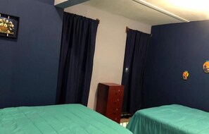 Setrika/meja setrika, Wi-Fi gratis, dan seprai linen