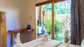 Camera doppia, 1 letto queen, vista montagna | Una cassaforte in camera, una scrivania, postazione laptop