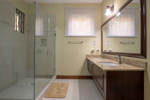 Apartamento de lujo, varias camas | Baño | Ducha, toallas y champú