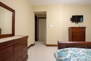 Blackout curtains, iron/ironing board, free WiFi, bed sheets - The Acreage of Drumblair (Kingston)