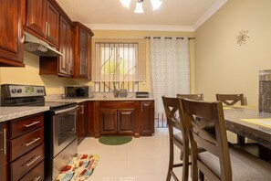 Luxury Apartment, Multiple Beds | Private kitchen | Fridge, microwave, oven, coffee/tea maker - The Acreage of Drumblair (Kingston)
