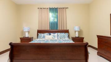 Luxury Apartment, Multiple Beds | Blackout curtains, iron/ironing board, free WiFi, bed sheets