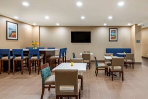 Café da manhã com buffet grátis todos os dias