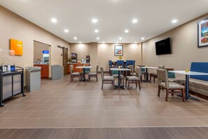 Café da manhã com buffet grátis todos os dias