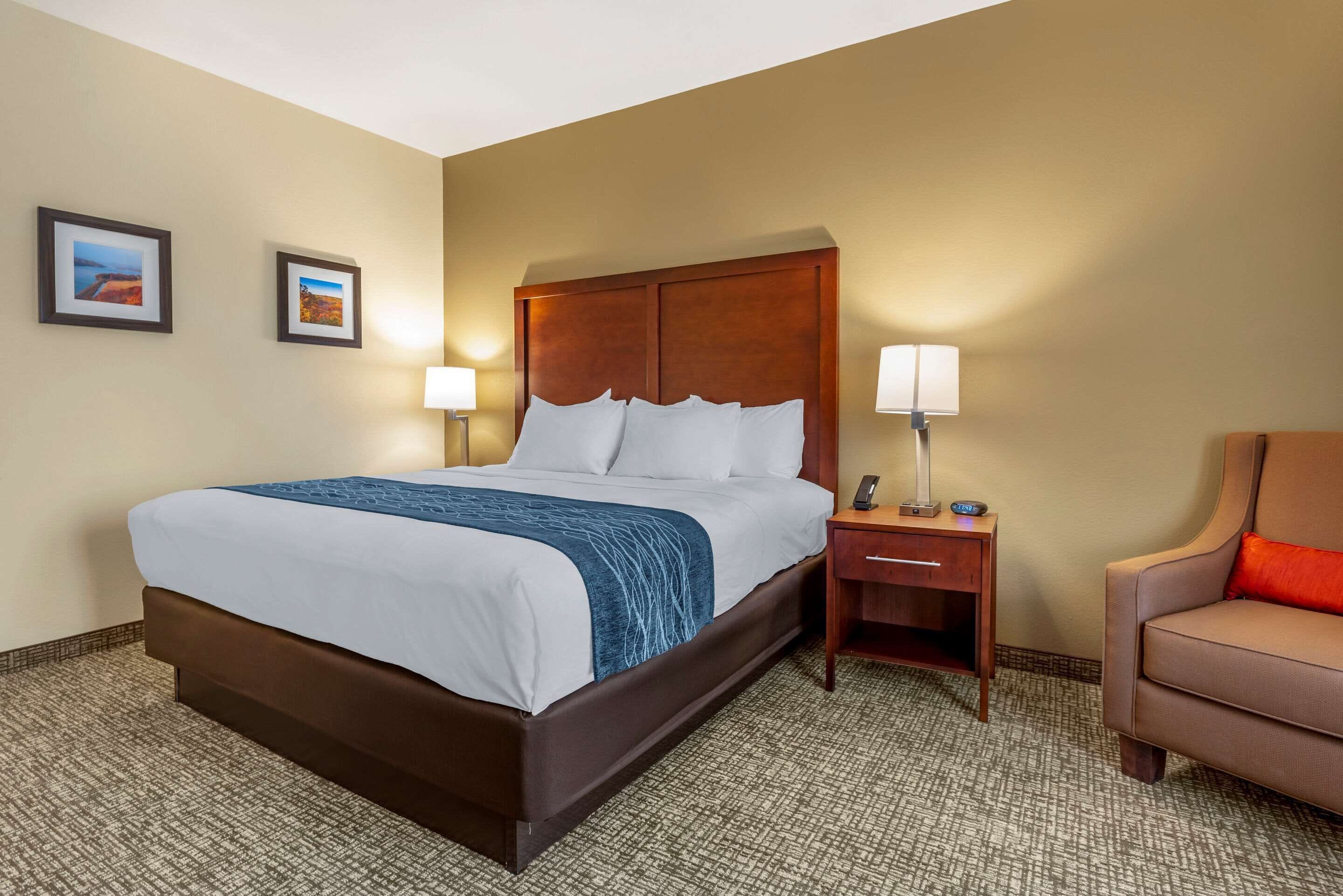 room, 1 king bed, accessible, non smoking | desk, bed sheets