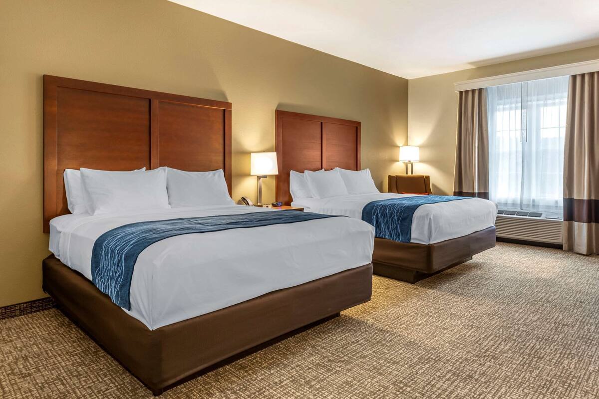 Kamar Standar, 2 Tempat Tidur Queen, Bebas Asap Rokok | Meja kerja dan seprai linen