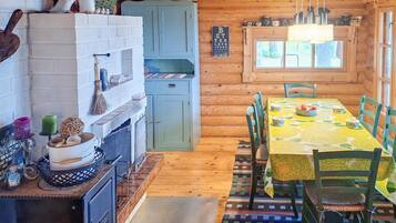 KylskÄp, mikrovÄgsugn, diskmaskin och grytor/köksredskap