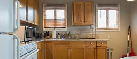 Køleskab, mikrobølgeovn, ovn, kogeplade