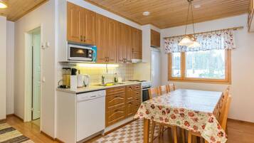 Fridge, microwave, dishwasher, cookware/dishes/utensils