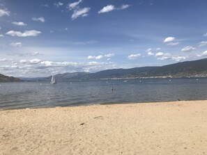 Beach nearby, sun-loungers, beach towels