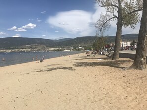 Vlak bij het strand, ligstoelen aan het strand, strandlakens