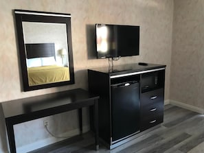 Desk, laptop workspace, free WiFi, bed sheets - Manhattan Inn & Suites - LAX (Manhattan Beach)