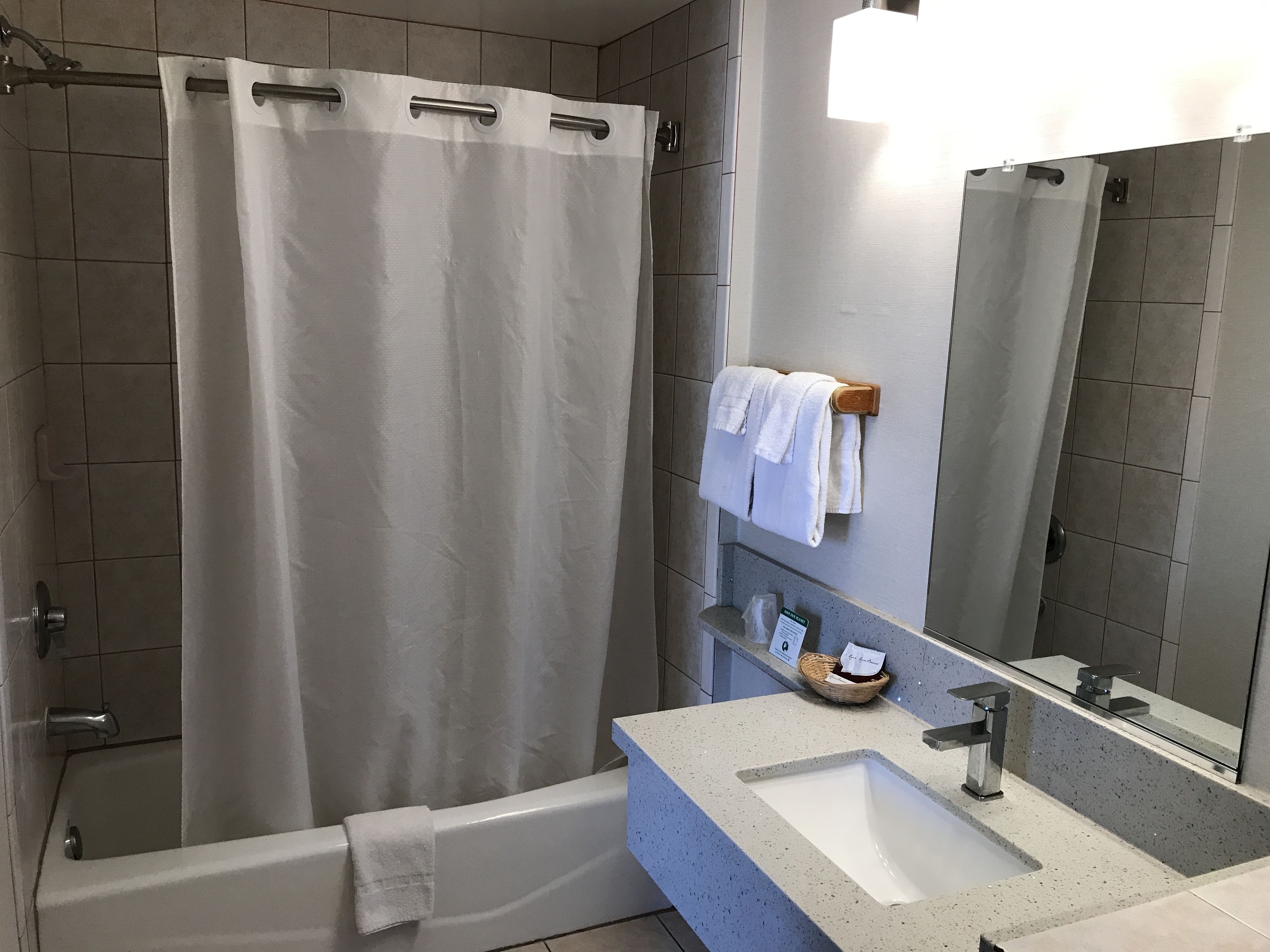 Deluxe Room, 1 Queen Bed | Bathroom | Bathtub, towels