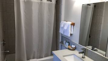 Deluxe Room, 1 Queen Bed | Bathroom | Bathtub, towels